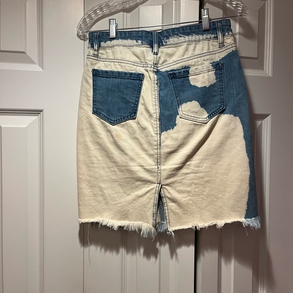 Blue and white skirt. Comes above the knee. Slit in back with 2 pockets. - Picture 2 of 2